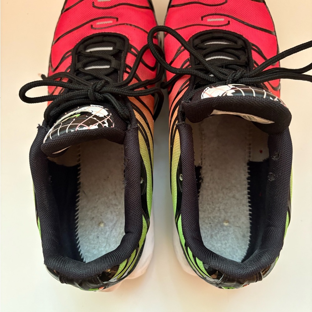 Nike Red and Green Sneakers with Iconic Design - Picture 5 of 16